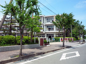 Primary school. 1890m to Tsutsumi elementary school