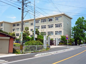 Junior high school. Maebayashi 2470m until junior high school