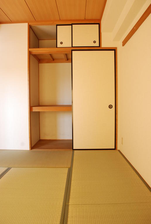 Living and room. 6-mat Japanese-style room with a closet that can store plenty
