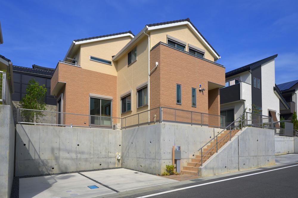 Local appearance photo. Also excellent lighting in the L-shaped plan.  Comfortable mansion is spacious living space.  (No. 9 locations House) (August 23, 2013) Shooting