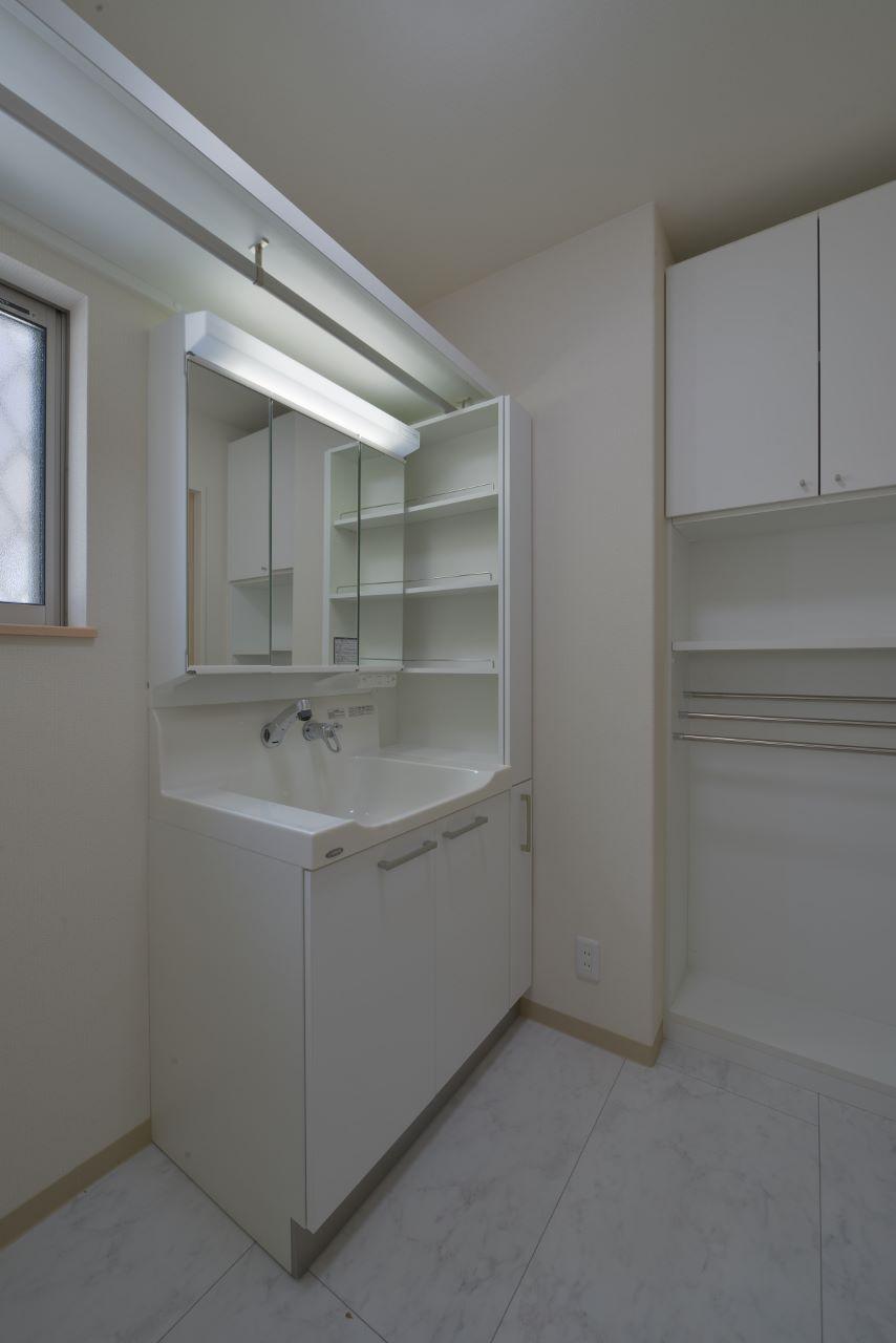 Wash basin, toilet. (No. 9 locations House) basin undressing room