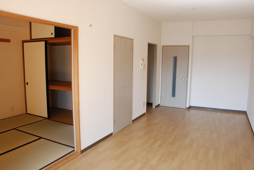 Living and room. It can be used to partition also by connecting with the Japanese-style room