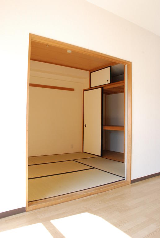 Living and room. Plenty of storage that can be Japanese-style 6-mat there is a closet