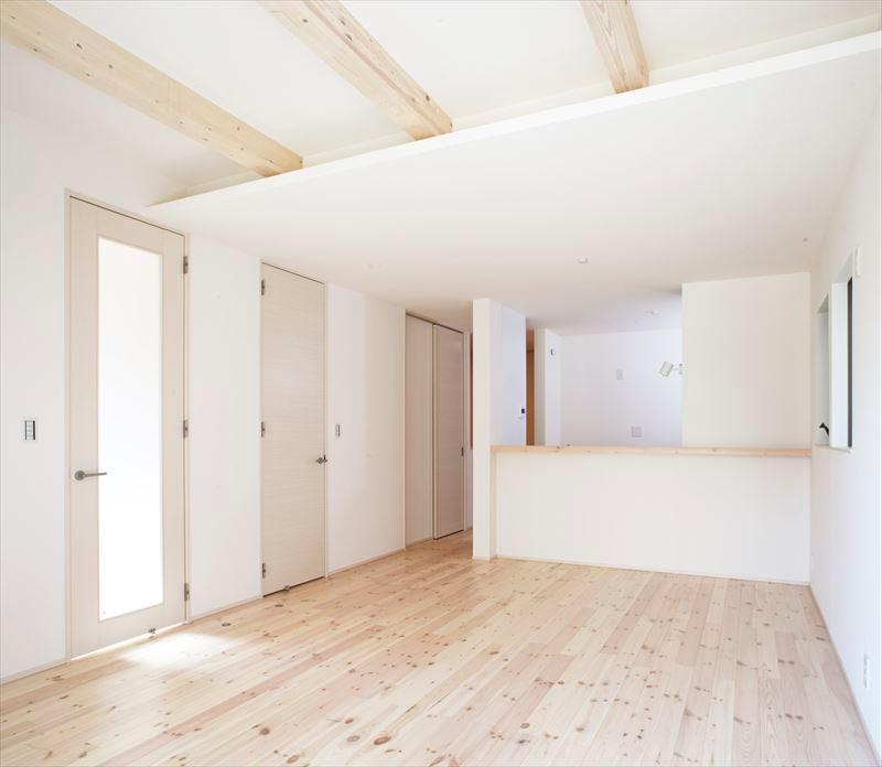 Living. Building C Living: Living with solid flooring is a warm space to feel the warmth of the wood. 