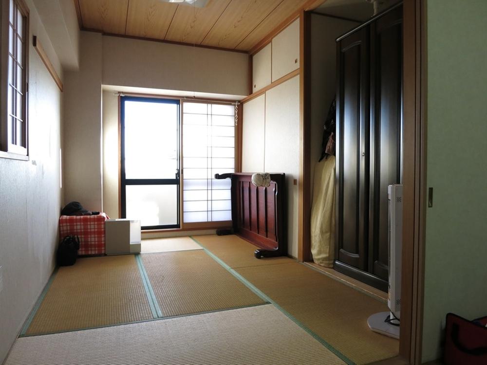 Non-living room. Also contains the bright light Japanese-style room
