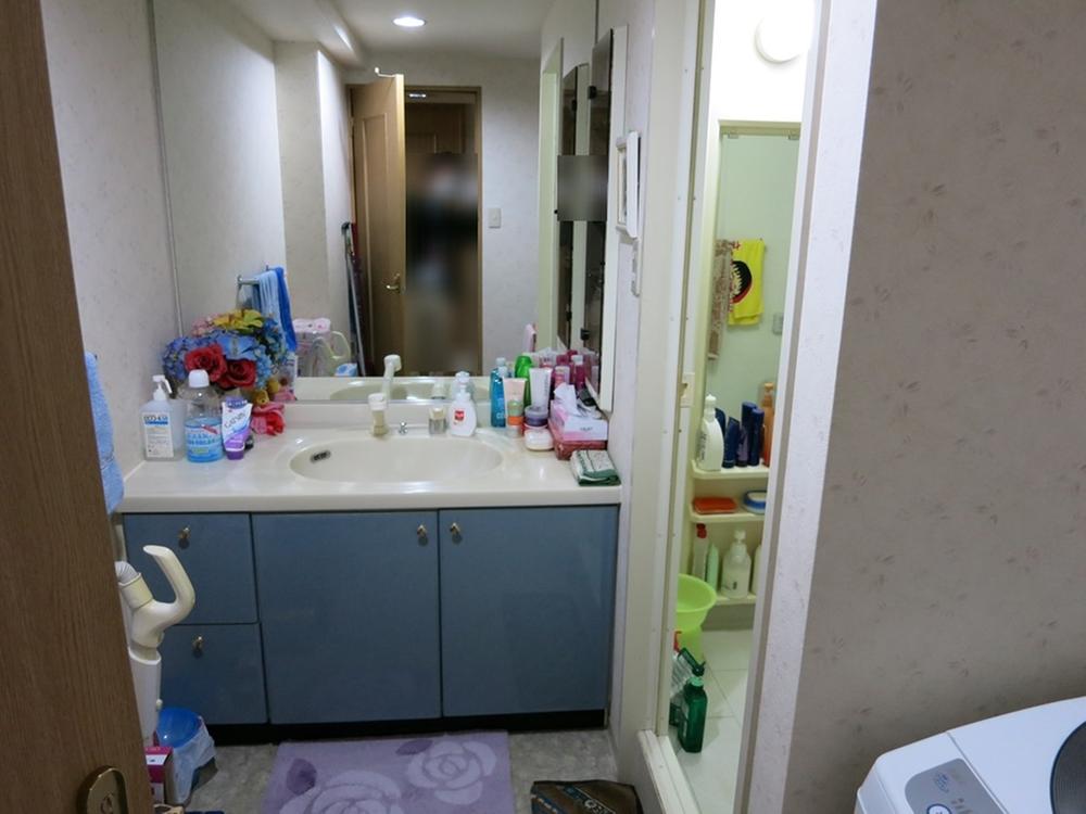 Wash basin, toilet. Indoor (12 May 2013) Shooting