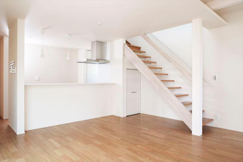 Living. Spacious living room of building B 19.2 Pledge In the ceiling was to reveal the beam is open space. 