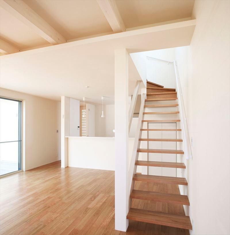 Living. Always a flow line passing through the living room to the Building B second floor, Family was designed to match the nature and face. 