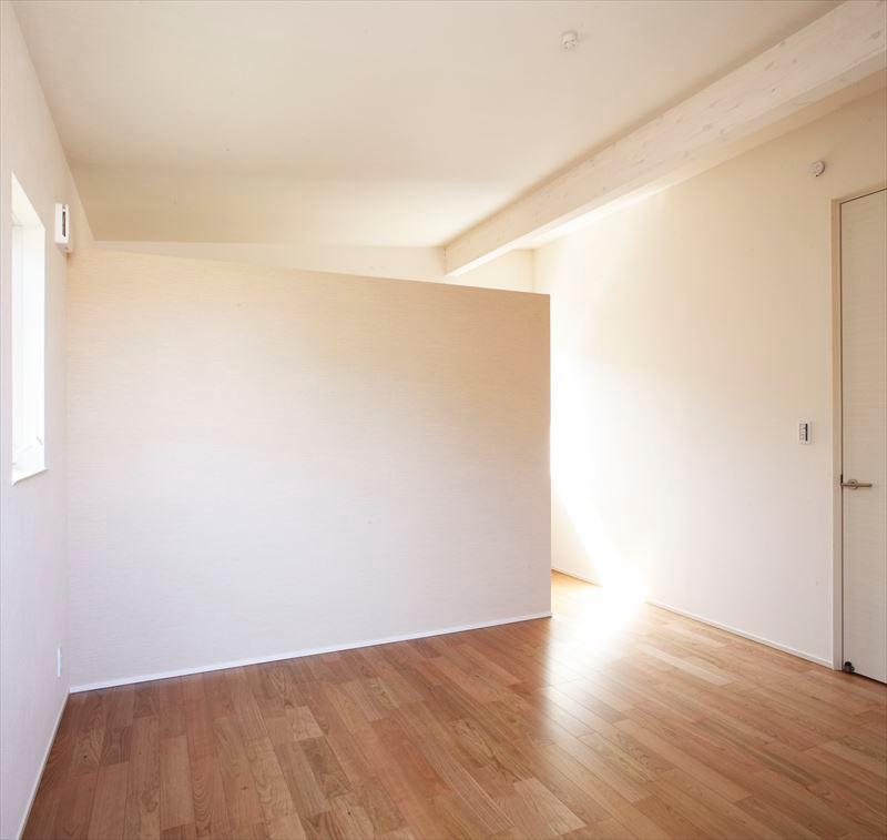Non-living room. Equipped with large WIC is in the back of the open bedroom in Building B gradient ceiling! The window is also available bright closet. 