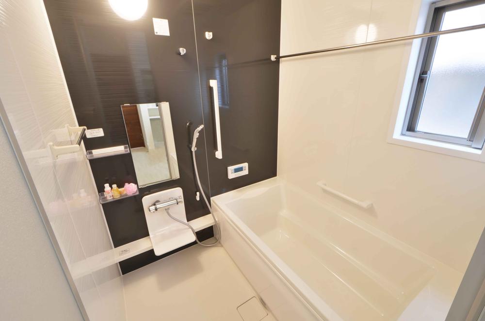 Bathroom. With bathroom heating drying function, Foot is the bath is likely to put off. 
