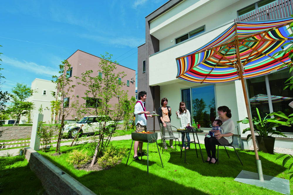 Local appearance photo. Chardonnay Hills B4 compartment. Characteristic is wide garden. Holiday was calm ^^ stylish design such as BBQ and Paul can enjoy indoor. There is also a blow-by in the center of the house, It has become a big time taken in designing the south of the light