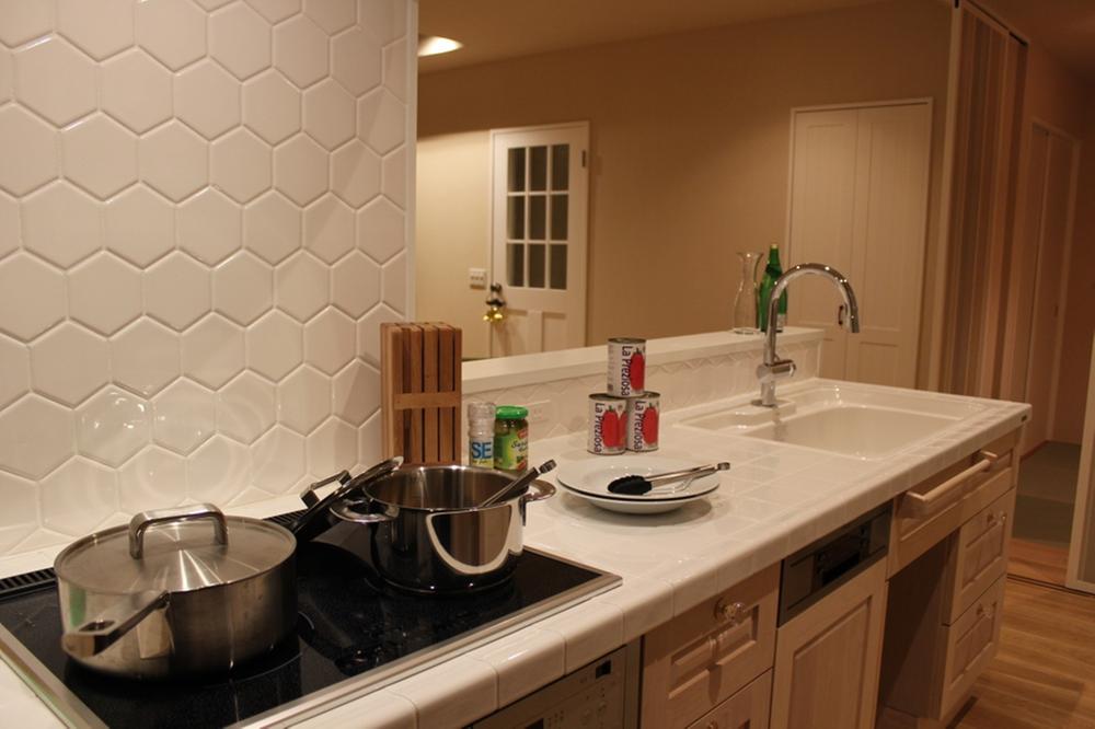 Kitchen. Lovely kitchen tile.  ^^ Has become a fun such a bright space every day