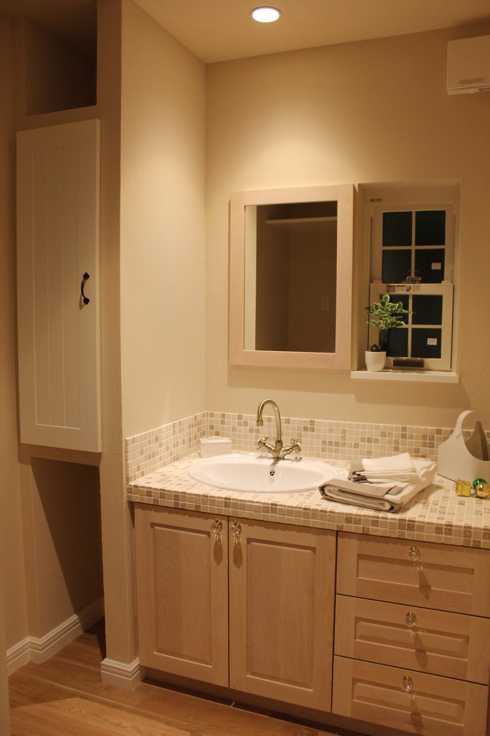 Wash basin, toilet. Basin as well kitchen, Also in the tile top plate cuteness of ^^ natural stone in bright lovely space it produces a sense of luxury. 