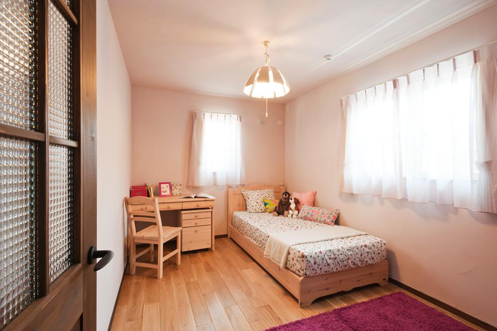 Non-living room. Each room is using the color, Bright and has become a fun space "^^