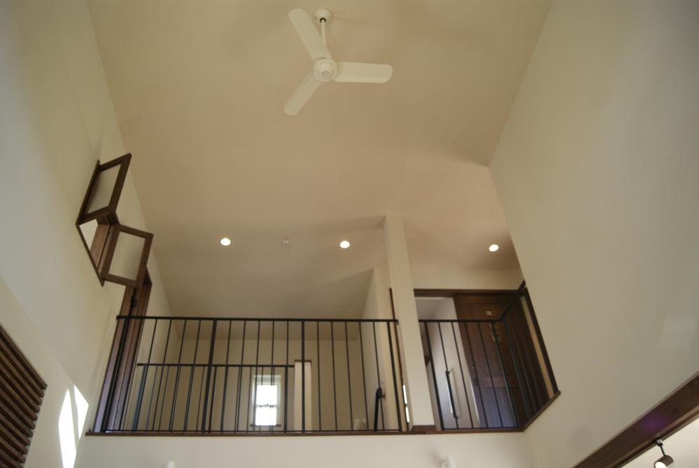 Other introspection. Atrium of the large space on the living.  Space is ^^ that connects the family