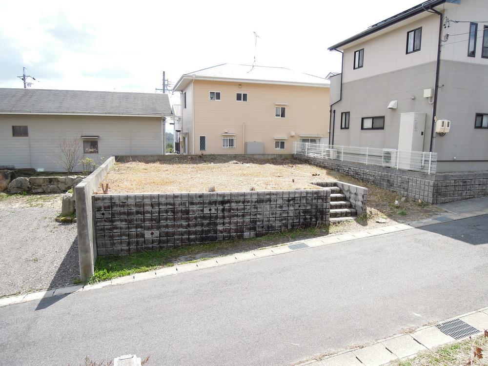 Local land photo. Hito is good! Quite a large housing complex with a number of households in a quiet residential area. kindergarten, Also nearby elementary school, It is the perfect for those of child-rearing generation of your family. Also increased towards the new household. 