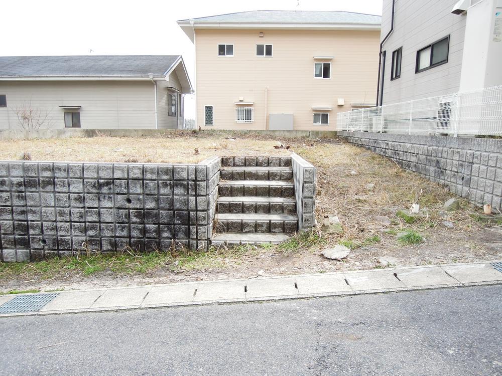 Local land photo. Two if the parking lot is large vehicles in the column, Three if the small car is available. Put you on the step without on-site if impassable parking.