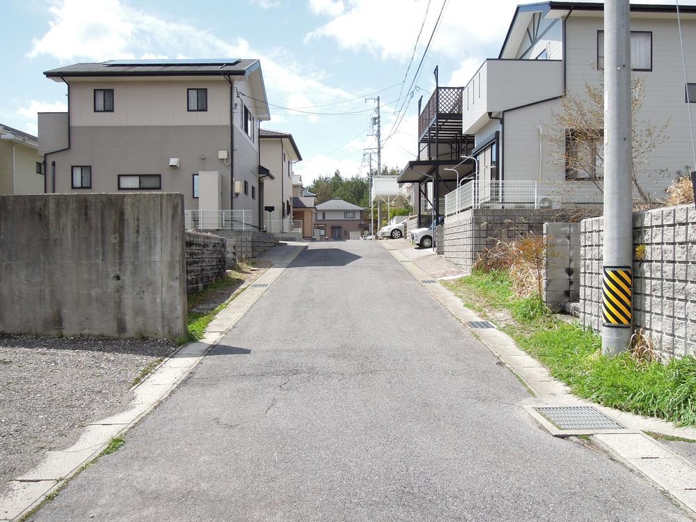 Local photos, including front road. Other compartment is also almost the same area. Also widely it has relaxed the entire surface of the road. Since the traffic volume also such person only the arrangement of the house, There is almost no.