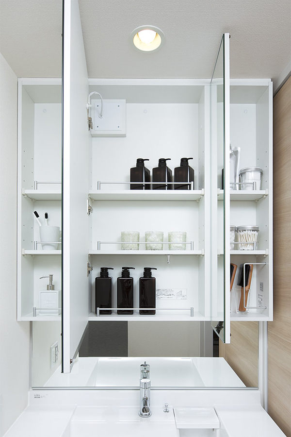 Bathing-wash room.  [Three-sided mirror back storage] Look better to the side of the face, Wide three-sided mirror. The back side of the mirror is a fine Toiletries is clean and Maeru storage space (same specifications)