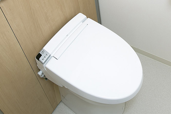 Toilet.  [Shower toilet with heating toilet seat] Washing ・ Standard equipment, such as heating toilet seat multi-functional shower toilet. It is hardly strong to bacteria per dirt, It is hyper Kira Mick processing (same specifications)