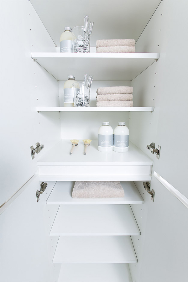 Bathing-wash room.  [Linen cabinet] Bulky towels and detergent, Wash linen cabinet that the bus supplies can be neatly organized have been installed, such as shampoo (same specifications ※ Type by the different shape)