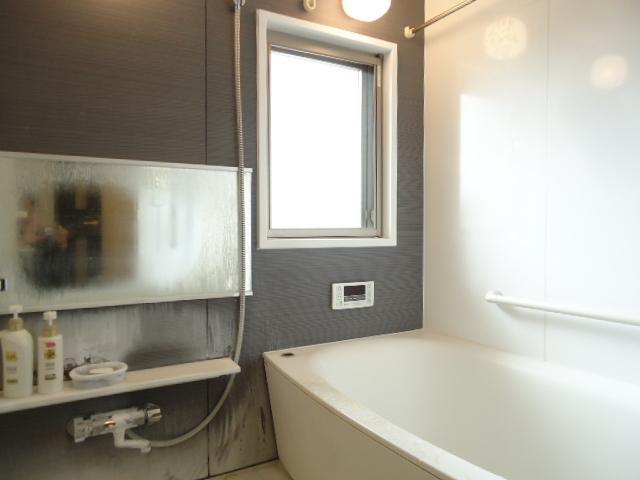 Bathroom. Windows with 1418 [140 × 180cm] spread of the bath of size [bathroom heating ventilation dryer ・ Warm bath ・ Otobasu ・ Please refer to the Flagstone (early dry) with floor].