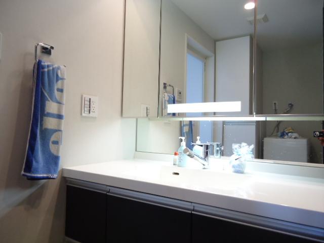 Wash basin, toilet. Spacious washstand was with linen cabinet [counter top, Single lever faucet, With health meter storage] ・ Please refer to the wash room.