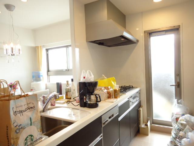 Kitchen. About 3.4 Pledge of face-to-face open system kitchen [glass top stove, , water filter, Dishwasher dryer, Sliding cabinet, Face-to-face counter, Quiet sink, Please refer to the back door, etc.].