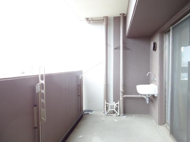 Balcony. South balcony of the spacious depth 2m ・ Please refer to the slop sink.