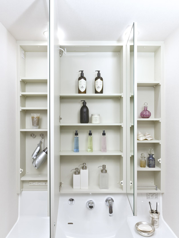 Bathing-wash room.  [Three-sided mirror with vanity] Ensure the storage space on the back side of the three-sided mirror. You can organize clutter, such as skin care and hair care products (same specifications)