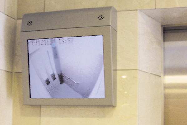 Security.  [Elevator in the monitoring system] Install the monitor camera in the elevator. By displaying an image of the camera on the monitor that has been installed on the first floor elevator hall, To reduce the anxiety that ride up with the others (same specifications)