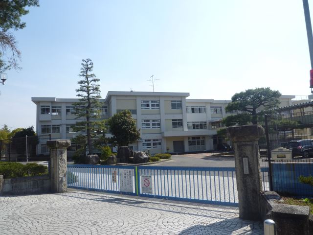 Primary school. 470m up to municipal Aoki elementary school (elementary school)