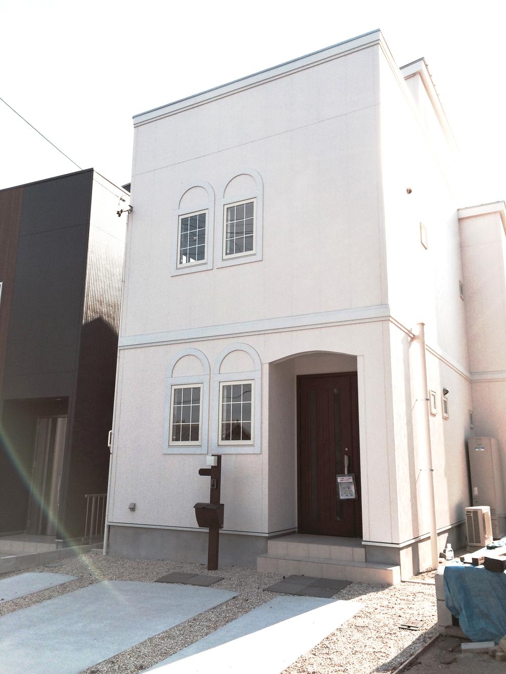 Local appearance photo. It has become a pretty appearance of European-style. The interior is by matching the import interior, It has become a European taste full of space. 