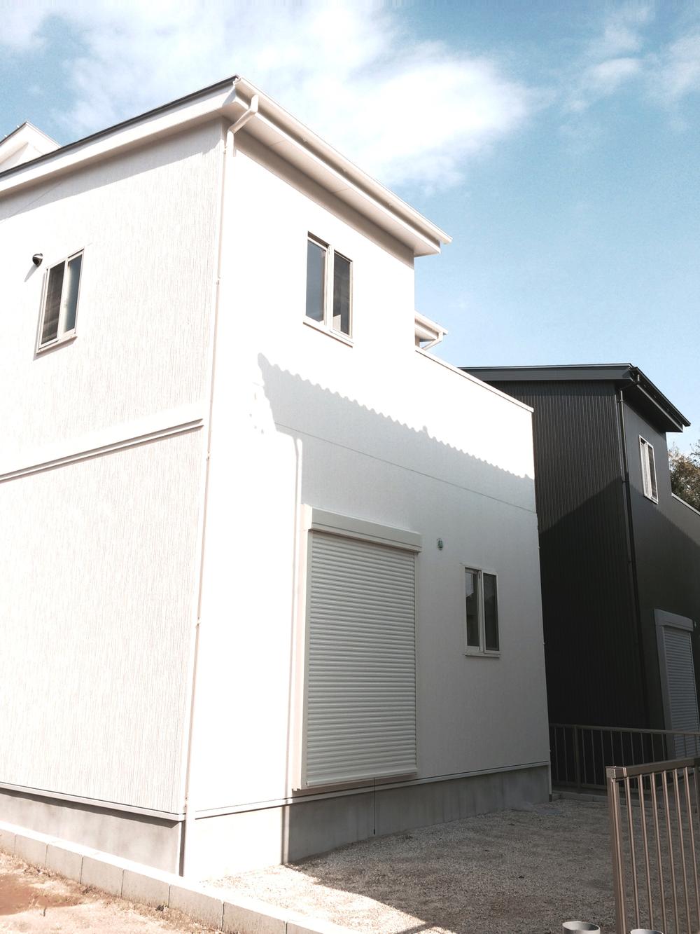 Local appearance photo. Pat laundry in the south side of the roof balcony