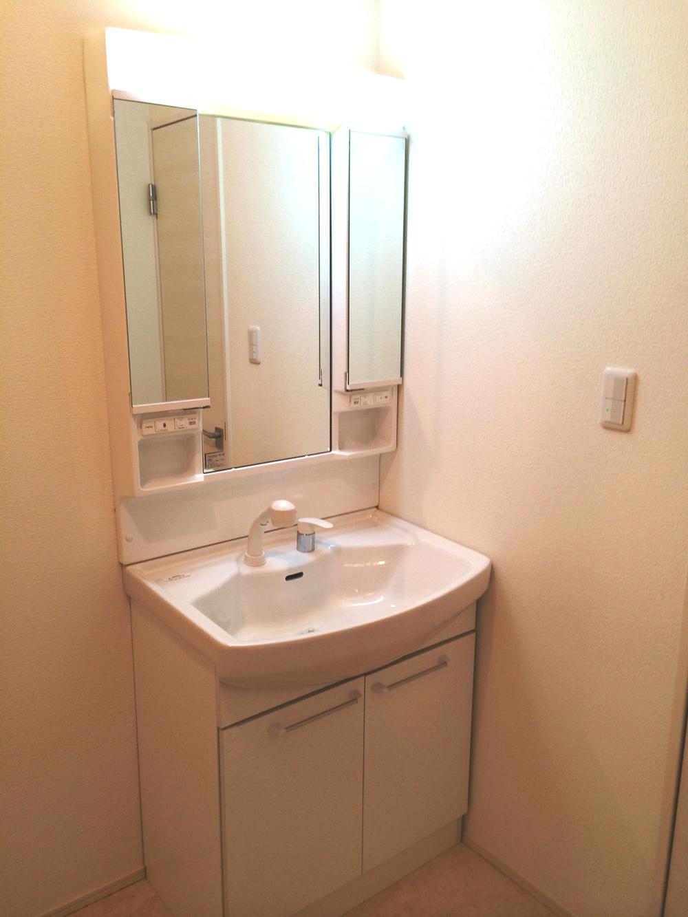 Wash basin, toilet. With fogging in the wash basin of the three-sided mirror