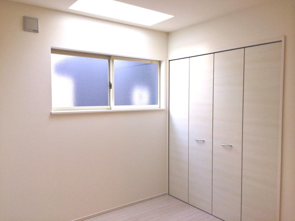 Non-living room. Day with a skylight in the children's room ◎