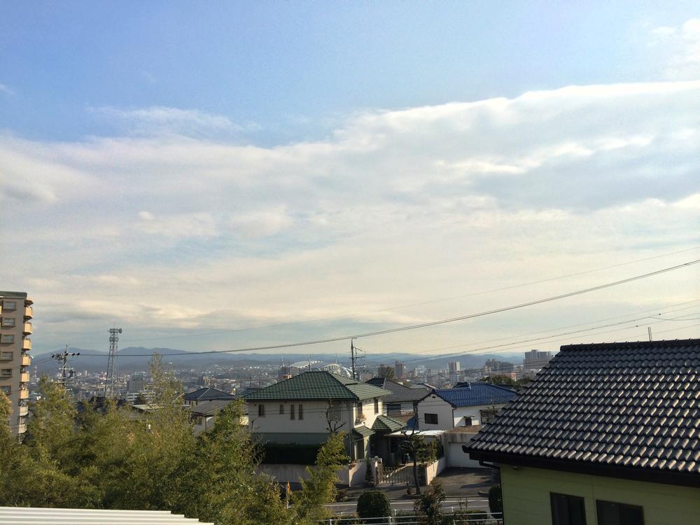 View photos from the dwelling unit. Day with a skylight in the 眺 children's room from the rooftop garden (Soraniwa) ◎