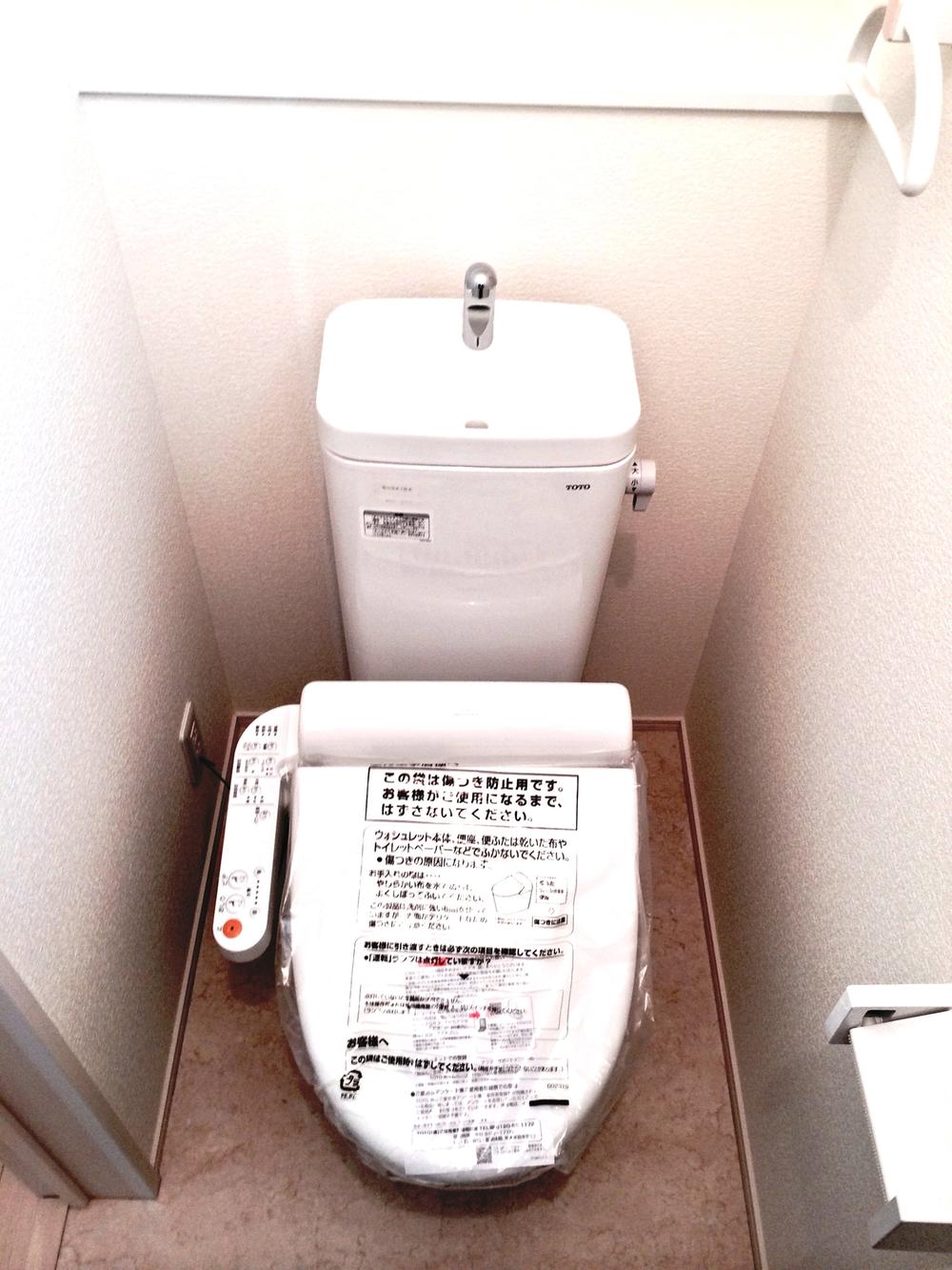 Toilet. Hand wash toilet