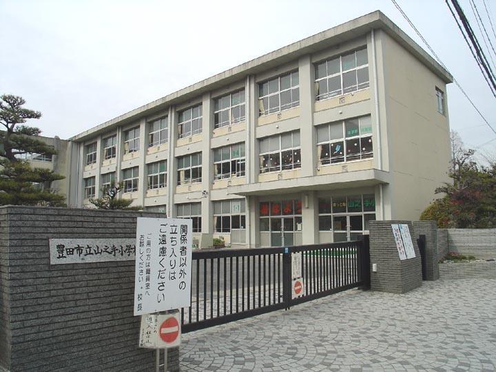 Primary school. Uptown elementary school until the 850m walk about 11 minutes