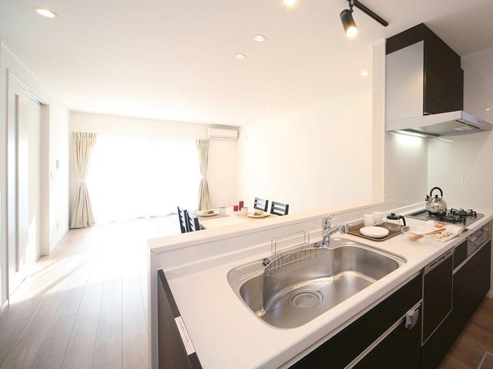 Kitchen. Kitchen with a calm atmosphere in the chic. You can have your child in the living room, While looking at a state, You can cook