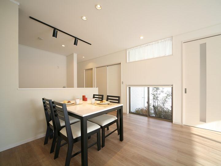 Living. A view of the courtyard, Spacious 18 tatami mats of LDK ☆ From the south side of the terrace, Thanks to the day that plugs, Always for the rooms, which are also laid in a wide range warmth bright floor heating, Winter is not need heating appliances! 