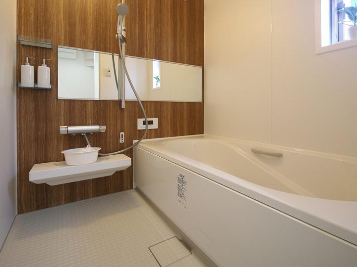 Bathroom. Bathroom wall of woodgrain friendly. In tub firm can stretch the legs, Makes me at once refresh tired of the day. 