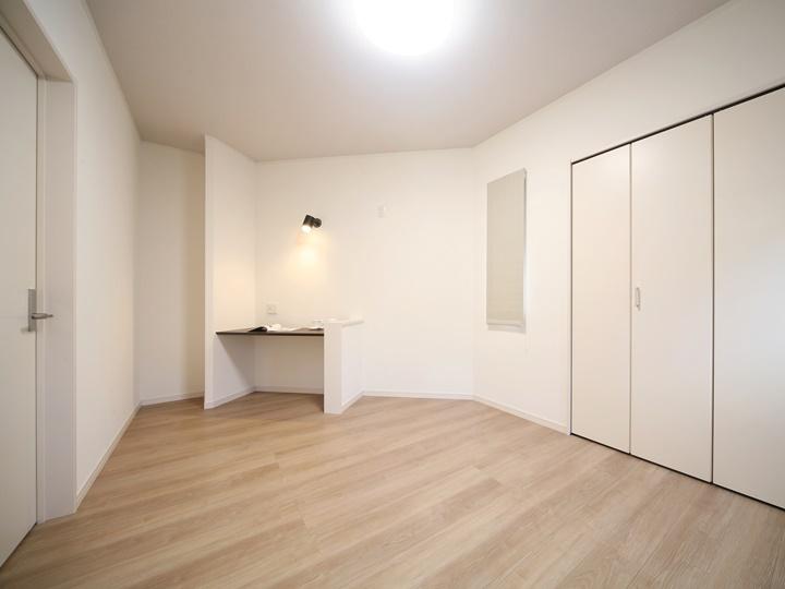 Non-living room. Western-style with a counter. Counter course is as desk, Can also be on the shelf instead decorate photos and accessories! Also a little big thing, It is use the empty space of the counter as a storage