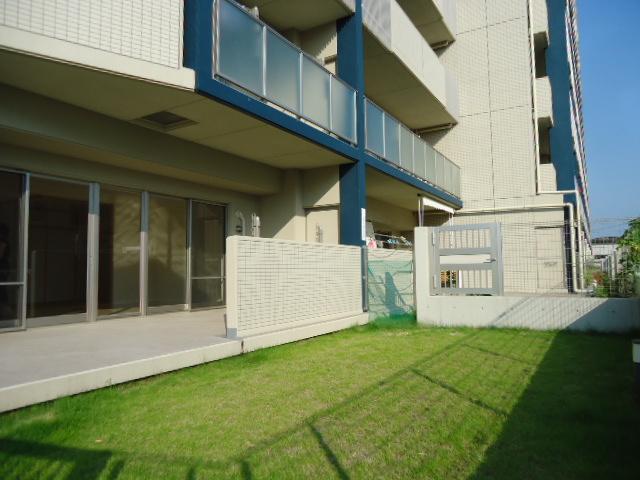 Garden. Please refer to the spacious private garden of about 53.10m2 [about 16.06 square meters] surrounding the room.