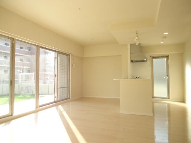 Living. Please refer to the spacious about 18.9 Pledge living dining kitchen feel Sansan the bright sunshine.