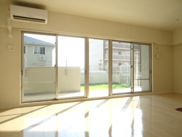 Living. Height 2.1m, Spacious Haisasshi attractive frontage.