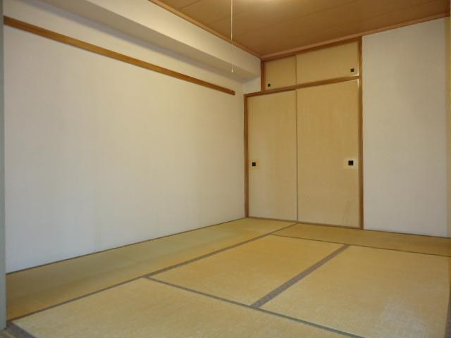 Non-living room. Please refer to the approximately 6 Pledge of Japanese-style room that leads to the living-dining.