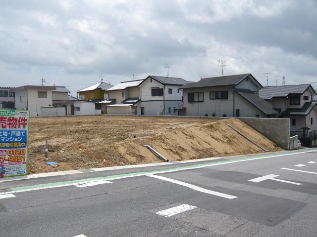 Local photos, including front road. New life is how or in a quiet residential area.