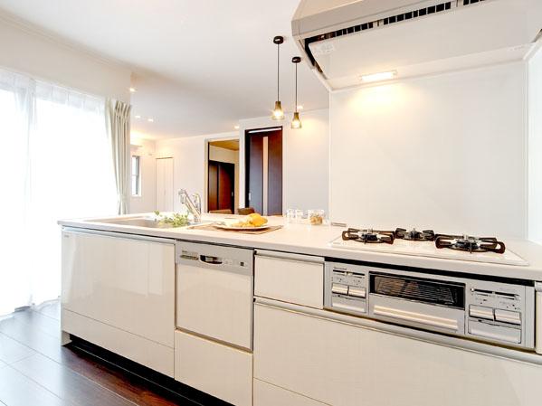 Kitchen. Kitchen facing the living room. Since the counter is spacious and, You can get the easy cooking when there is a home party