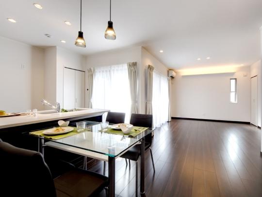 Living. Spacious and have been, Living there and calm atmosphere. Since the light from the two sides some windows firmly pours, Room inside is very bright ☆ 